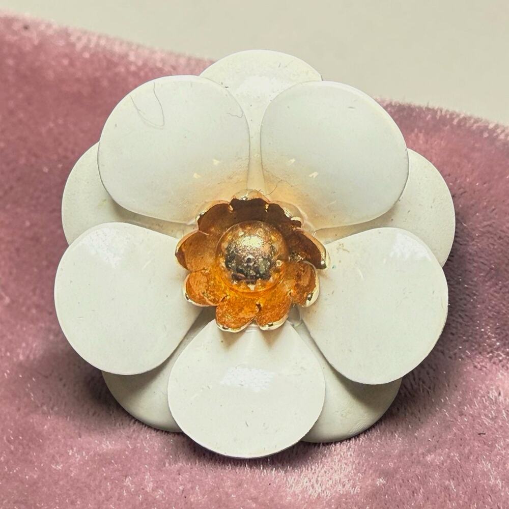 Vtg Sarah Coventry Remember Me White Enamel Flower Brooch Pin Gold Tone 1960s